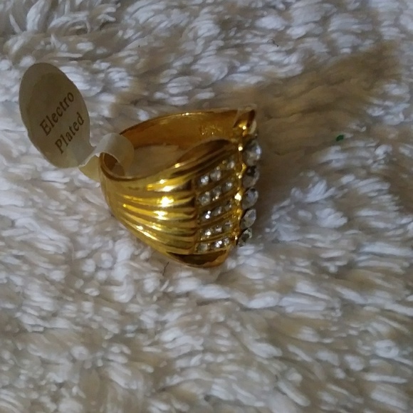 Beautiful "Blinged Out" Gold Electroplate Ring - Picture 6 of 6